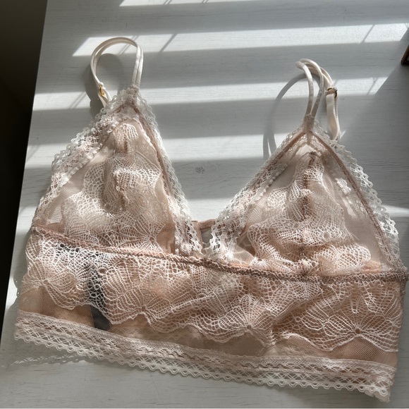 Victoria’s Secret Feminine Lace Bralette - Picture 2 of 4